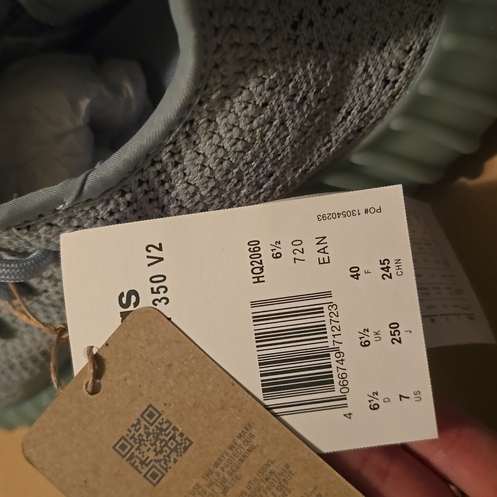 Yeezy Sneakers size 7 men / women size 8 - Picture 8 of 9